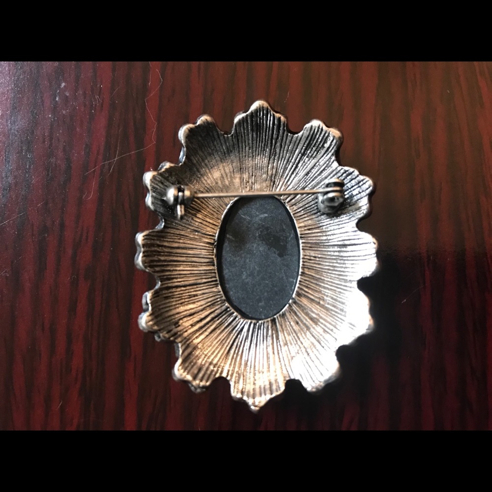 Gorgeous Crystal Cameo Brooch! - Picture 5 of 6